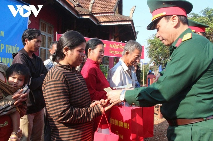 Quân khu 5 khám bệnh, tặng quà nhân dân Campuchia dịp Tết cổ truyền Chol Chnam Thmey